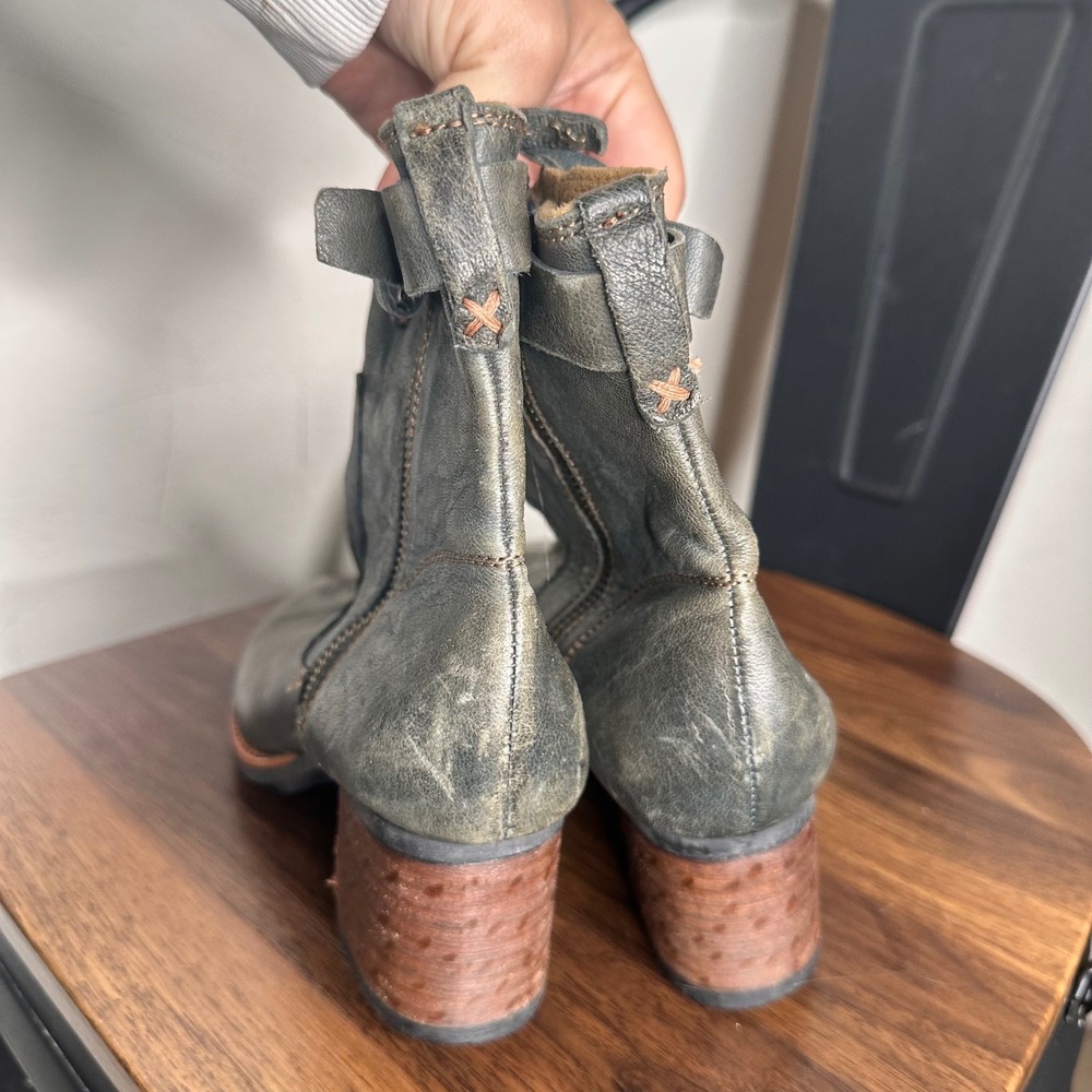 Trask Madison Women Grey Distressed Leather Moto Ankle Boots Block Heel Size 6 - Picture 4 of 8